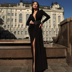 Robe Longue Noire à Décolleté en V Profond, Manches Longues et Fente Haute