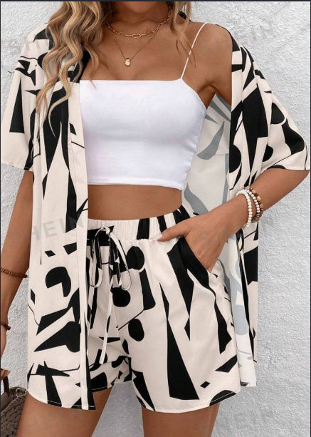 Ensemble Estival Imprimé Géométrique – Blouse Nouée & Short Décontracté